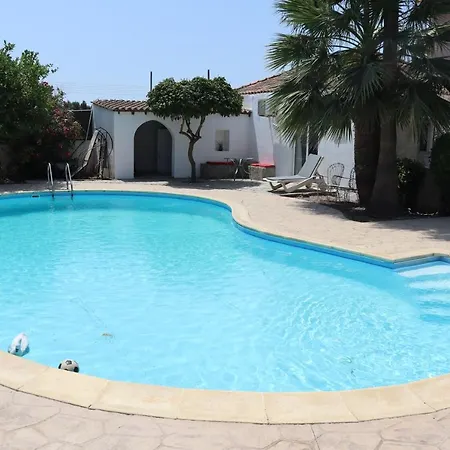 Mediterranean Poolside Garden Gæstehus 4*