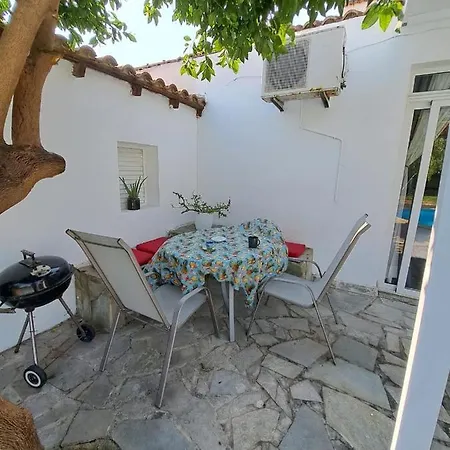Gæstehus Mediterranean Poolside Garden Kiti