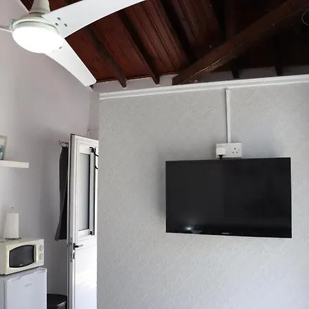 بيت ضيافة Mediterranean Poolside Garden Kiti