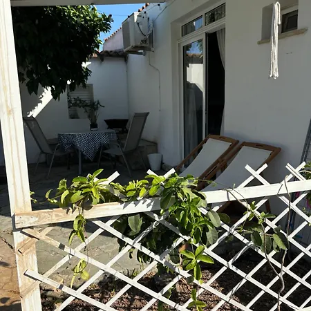 بيت ضيافة Mediterranean Poolside Garden 4*