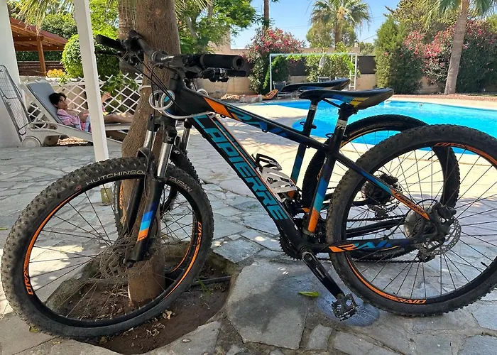 Mediterranean Poolside Garden Penzion Kiti